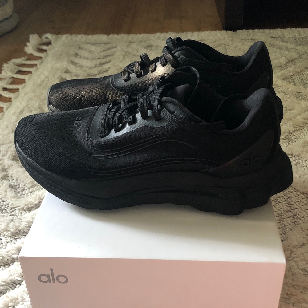 ALO Yoga Runner unisex sneakers W9/M7.5 - Picture 4 of 11